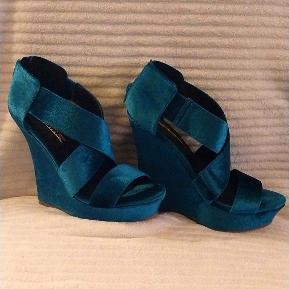 Liliana wedge sandal in a size 8 1/2 Teal color